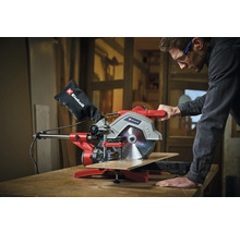 Zug-Kapp-Gehrungssäge in Betrieb mit Mann