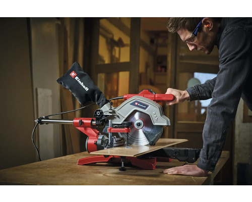 Zug-Kapp-Gehrungssäge in Betrieb mit Mann