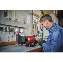 Mann arbeitet mit einer Einhell Doppelschleifmaschine in einer Werkstatt