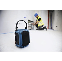 Bosch Logo auf einem Baustellenradio vor einem Handwerker