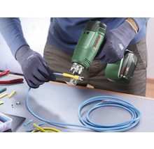 Anwender crimpt mit einer Akku-Crimpzange einen Kabelschuh an ein Kabel.