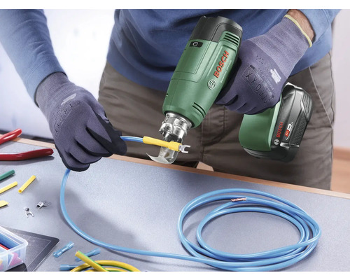 Anwender crimpt mit einer Akku-Crimpzange einen Kabelschuh an ein Kabel.