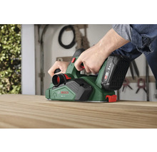 Person hobelt Holzbrett mit einem Bosch Akku-Hobel