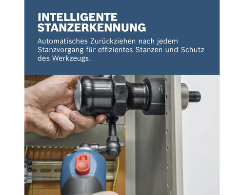 Bediener demonstriert die Verwendung eines Stanzwerkzeugs für effizientes Stanzen und Schutz des Werkzeugs