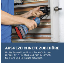 Anwender arbeitet mit einem Bosch Akku-Bohrschrauber an einer Stahlplatte