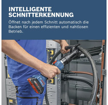 Anwender schneidet Kabel mit einer akkubetriebenen Kabelschere