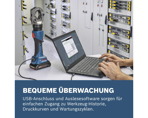 Akku-Crimpzange von Bosch wird mit Laptop verbunden, um Werkzeughistorie, Druckkurven und Wartungszyklen zu überwachen.
