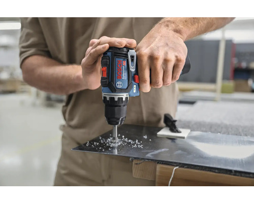 Bohren mit einem Bosch Akku-Bohrschrauber in eine Metallplatte