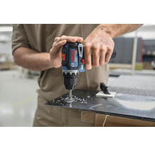 Bohren mit einem Akku-Bohrschrauber in eine Metallplatte