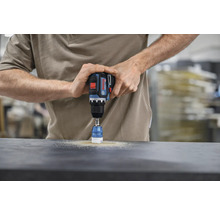 Bohren mit einer Bosch Akku-Bohrmaschine in eine Arbeitsplatte