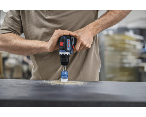 Bohren mit einer Bosch Akku-Bohrmaschine in eine Arbeitsplatte