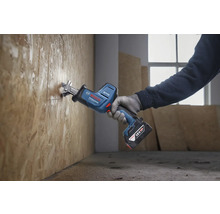 Akkubetriebene Säbelsäge schneidet Holz