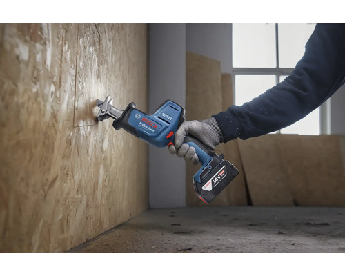 Akkubetriebene Säbelsäge schneidet Holz