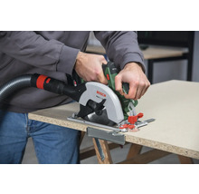 Bosch Handkreissäge beim Sägen einer Holzplatte mit Staubabsaugung
