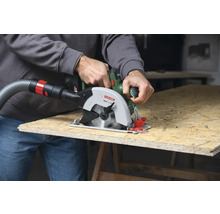 Mann sägt Holzplatte mit einer Bosch Handkreissäge