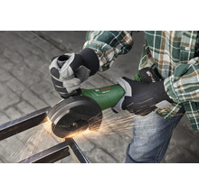 Person schleift Metall mit einem Akku Winkelschleifer von Bosch