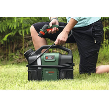 Bosch Fontus 18V-6 Akku-Reiniger mit Spritzpistole in Verwendung im Garten