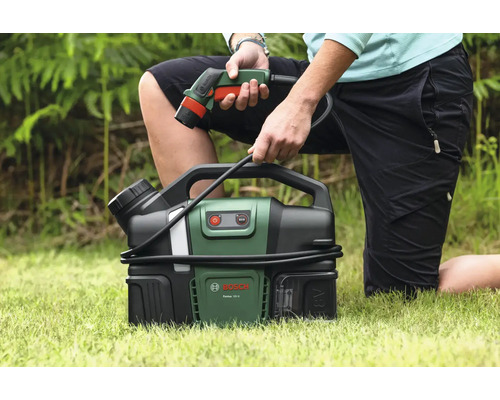 Bosch Fontus 18V-6 Akku-Reiniger mit Spritzpistole in Verwendung im Garten