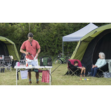 Campingplatzszene mit Mann beim Geschirrspülen, Zelten und Freizeitaktivitäten