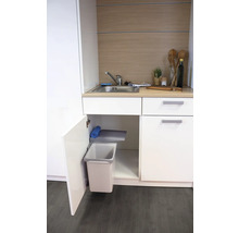 Küchenspüle mit offenem Unterschrank und ausziehbarem Mülleimer für Küchenabfälle