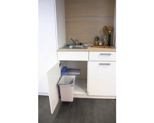 Küchenspüle mit offenem Unterschrank und ausziehbarem Mülleimer für Küchenabfälle