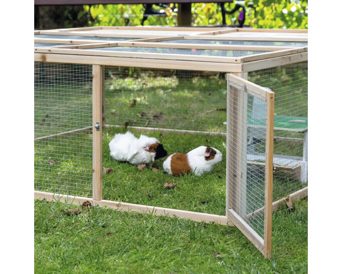 Freilaufgehege aus Holz mit zwei Meerschweinchen im Garten