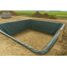 Quadratischer Teichaushub mit Teichfolie ausgelegt