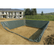 Baugrube ausgelegt mit Teichfolie für den Gartenteichbau