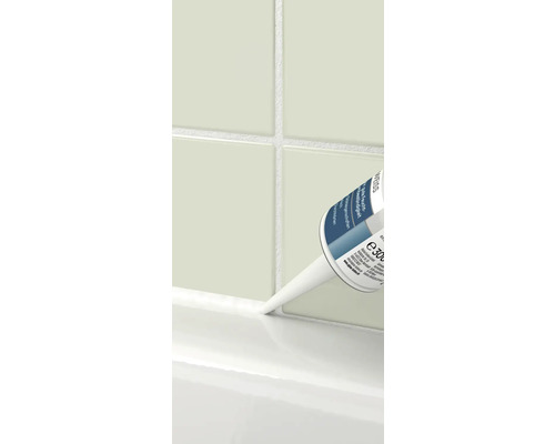 Auftragen von Silikon aus einer Kartusche auf eine weiße Oberfläche