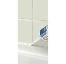 Auftragen von transparentem Dichtstoff zwischen Fliesen und Waschtisch