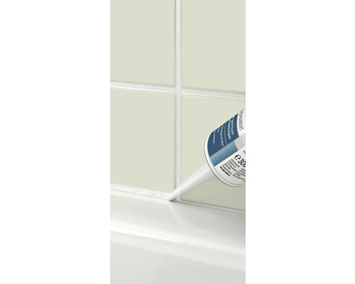 Auftragen von transparentem Dichtstoff zwischen Fliesen und Waschtisch