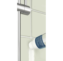 Anwendung von Fugenfüller zur Erneuerung von Fliesenfugen im Badezimmer.