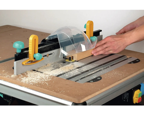 Werkbank mit Holzzuschnitt und Handschutzvorrichtung für sicheres Sägen