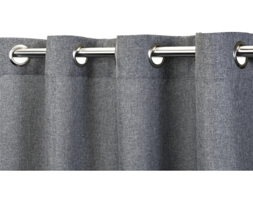 Grauer Ösenschal aus Stoff an einer Gardinenstange