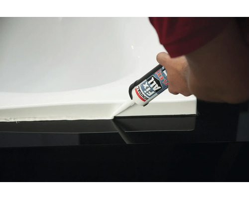 Hand dichtet Waschbecken mit Soudal Fix All Flexi ab