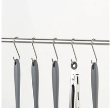 Küchenutensilien hängen an einer Stange mit S-Haken