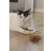 Eine Katze liegt mit Spielzeugmaus und Spielzeugfisch auf einem Holzboden.