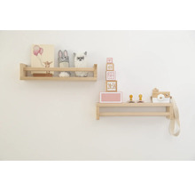 Regale mit Dekorationsgegenständen und Kinderspielzeug an der Wand