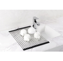 Abwaschbecken mit Abtropfgestell, Wasserhahn und Tassen