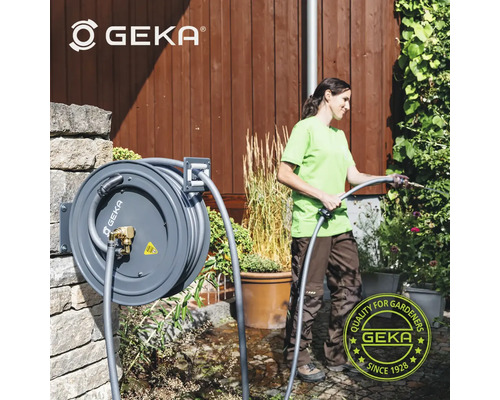 Geka Schlauchbox mit Gartenschlauch im Einsatz im Garten