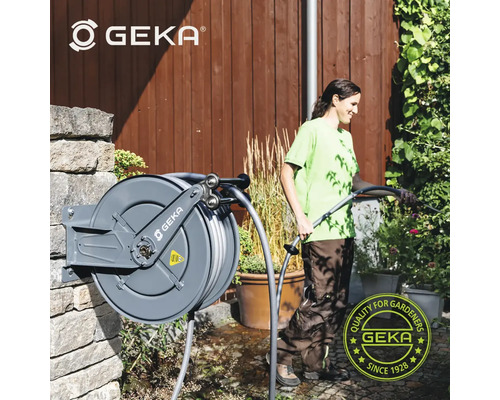 Gartenszene mit aufgerolltem GEKA-Gartenschlauch und einer Frau, die Pflanzen bewässert, GEKA Logo