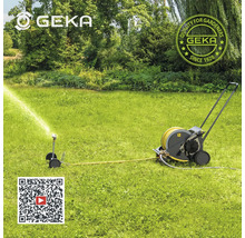 Rasensprenger und Schlauchwagen von Geka im Einsatz auf einer grünen Rasenfläche.