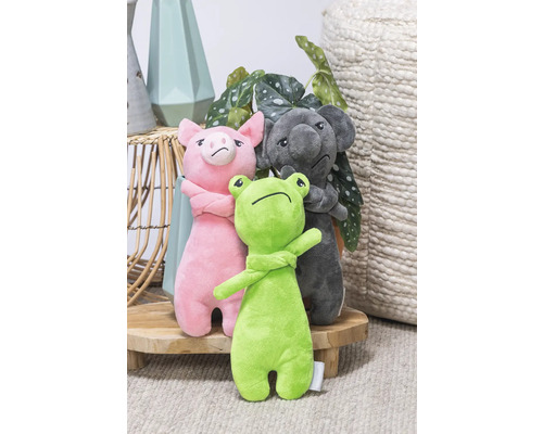 Szene mit einem rosa Schwein, einem grauen Koala und einem grünen Frosch als Stofftiere