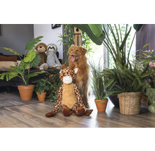 Szene mit Plüschtieren, Topfpflanzen und einem Hund