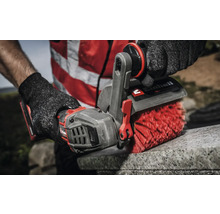 Einhell Akku-Fugenbürste in Verwendung auf Steinoberfläche