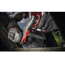 Eine Person benutzt eine Bürstenmaschine zum Reinigen einer Holzoberfläche.