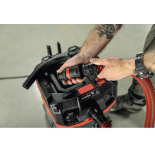 Anschließen eines Staubsaugers mit Zubehör an einen Industriesauger.