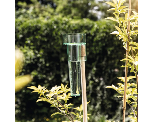 Regenmesser zur Messung der Niederschlagsmenge im Garten