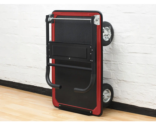 Zusammengeklappter Transportroller an einer Wand lehnend