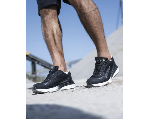 Ardon Sicherheits-Halbschuhe mit Drehverschluss am Fuß.
